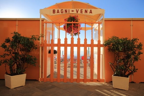 Immagine con cancello, vasi, piante, spiaggia, fiori, mare, bagni, arancione, ingresso, sabbia, lettini, stabilimento, azzurro, cielo, estate, vaso