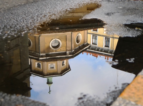 Immagine con pozzanghera, riflesso, chiesa, croce, acqua, finestre