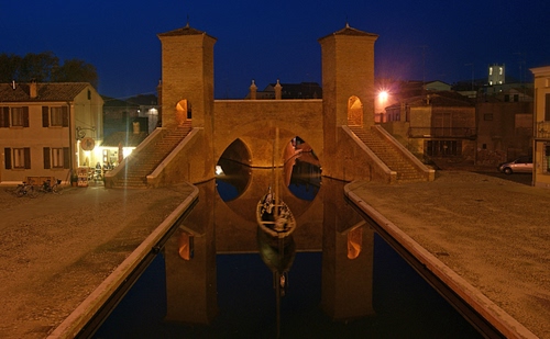 Immagine con ponte, barca, riflesso, notte, acqua, luci, canale, notturno