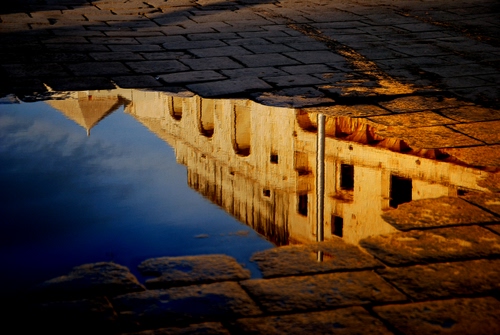 Immagine con riflesso, acqua, pozzanghera, finestre, case, palazzo, cupola, selciato