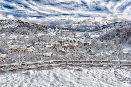 Immagine con neve, nuvole, cielo, staccionata, inverno, montagne, bianco, panorama, alberi, paesaggio, montagna, case, borgo, casa, paese