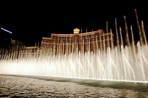 Immagine con fontana, acqua, notte, palazzo, luci, getti, zampilli, spruzzi, notturno, bianco