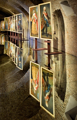 Immagine con quadri, riflesso, specchio, galleria, mostra, dipinti, esposizione, cavalieri, dame, archi