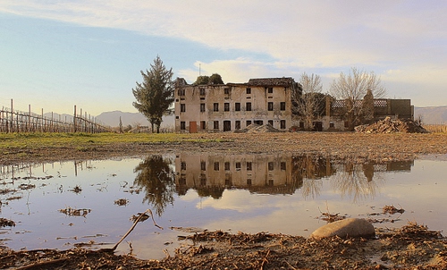 Immagine con riflesso, acqua, rudere, casa, pozzanghera, cielo, nuvole, campagna, albero, cascina, pianta