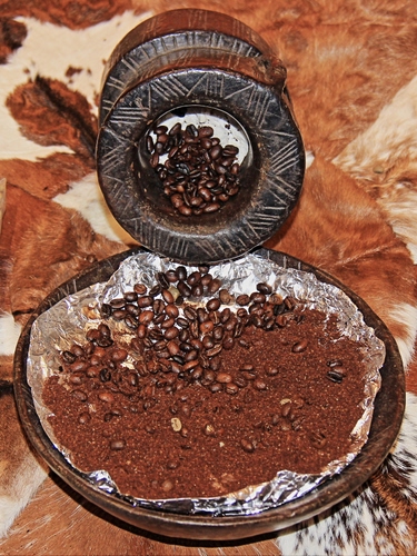 Immagine con chicchi, caffè, marrone, polvere, piatto, ciotola, macinato, alluminio, vaso