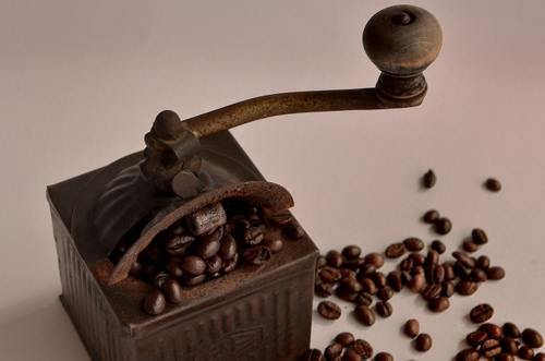 Immagine con macinino, caffè, chicchi, marrone, macinacaffè, pomello, manovella, grani