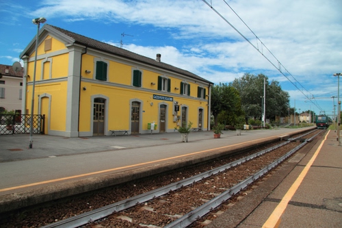 Immagine con stazione, binari, treno, ferrovia, binario, fili, giallo, linea, rotaie, cielo, marciapiede