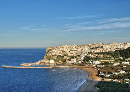 Immagine con mare, spiaggia, paese, cielo, panorama, acqua, porto, blu
