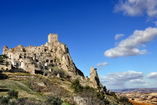 Immagine con nuvole, cielo, torre, borgo, panorama, roccia, ruderi, verde, paesaggio, paese