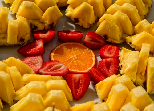 Immagine con frutta, fragole, ananas, rosso, giallo, arancia, pezzi, arance, arancio