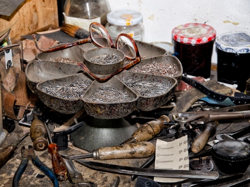 Immagine con occhiali, chiodi, attrezzi, barattoli, vasetti, cacciavite, artigianato, arnesi, contenitori