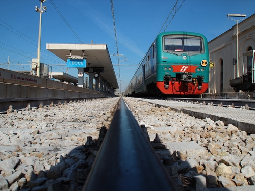 Immagine con treno, stazione, binari, locomotiva, binario, sassi, verde, rotaie