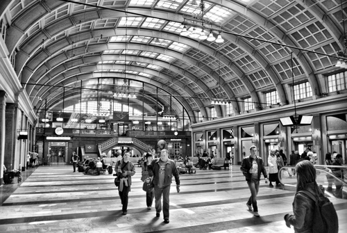Immagine con stazione, persone, bianconero, negozi, vetrine, nero, passanti, vetrate, luci, galleria, archi, atrio, scale, bianco, viaggiatori, arco, volta