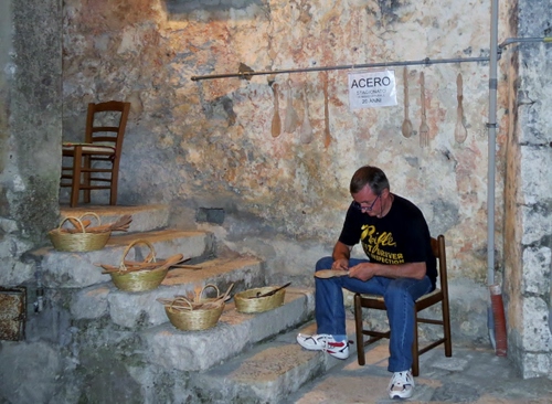 Immagine con sedie, cesti, gradini, artigiano, scale, uomo, artigianato, scala, cestini, legno