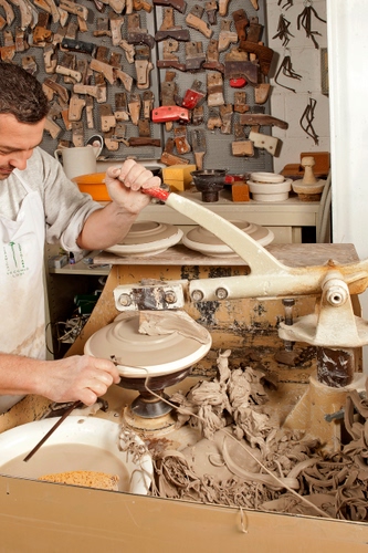 Immagine con attrezzi, artigiano, mani, tornio, creta, legno, bianco, artigianato, piatti, argilla