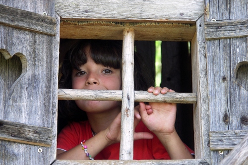 Immagine con finestra, legno, bambina, cuore, occhi, mani, croce, braccialetto, imposte, rosso, cuori, persiane, bambino, bracciale, ante