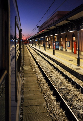 Immagine con stazione, treno, binari, binario, tramonto, vagone, sera, rotaie, pensilina, prospettiva, ferrovia