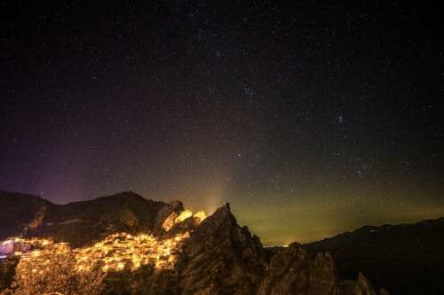 Immagine con stelle, notte, montagne, notturno, luci, montagna, cielo, paese, panorama, luce