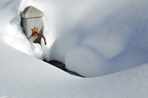 Immagine con neve, fontana, bianco, acqua, inverno, fontanella, ombra, cannella, ottone