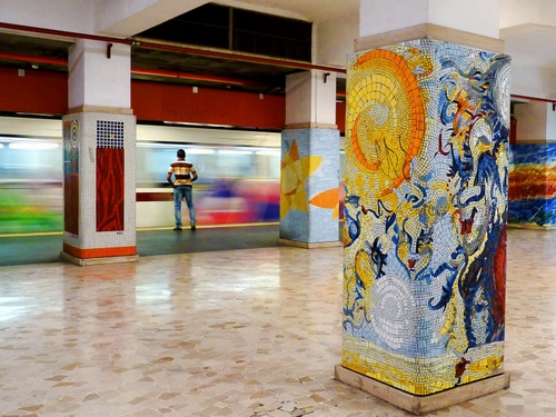 Immagine con colonne, stazione, metropolitana, colori, mosaico, persona, uomo, treno, pavimento, marmo, pilastri, velocità, mosaici, metro