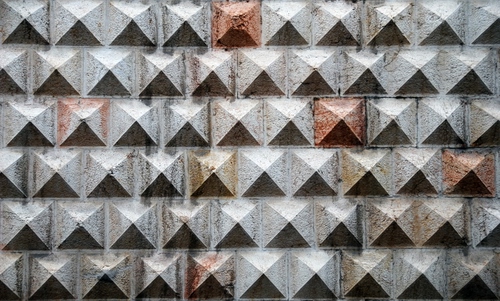 Immagine con muro, piramidi, triangoli, geometrie, grigio, palazzo, pietra, geometria