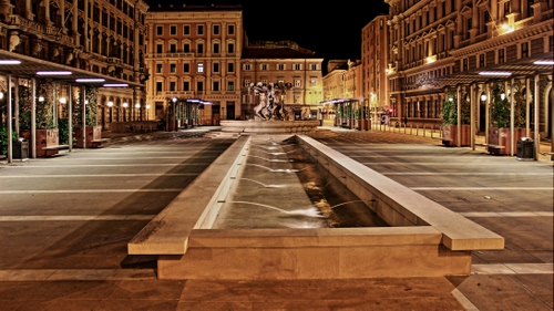 Immagine con fontana, piazza, notturno, palazzi, notte, zampilli, luci, acqua