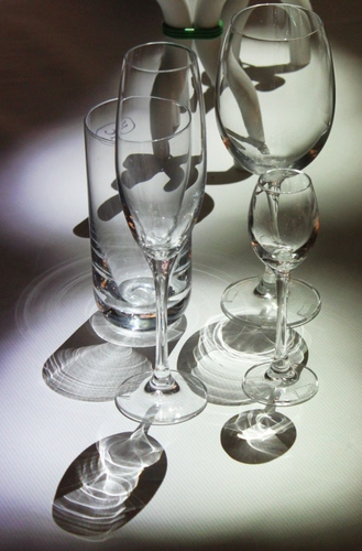Immagine con vetro, bicchieri, ombre, calici, trasparenze, ombra, bianconero, riflessi, riflesso