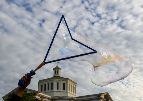 Immagine con nuvole, bolla, mano, sapone, cielo, chiesa, trasparenze, cupola, croce