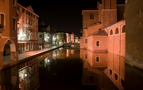 Immagine con notturno, acqua, canale, riflessi, ponte, finestre, archi, luci, case, riflesso, arco, notte, palazzi, lampioni, chioggia, sera, persone