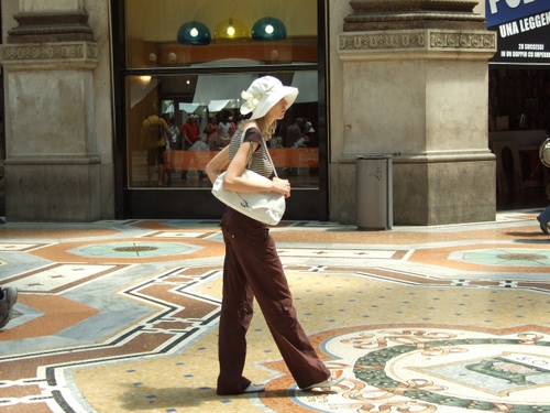 Immagine con cappello, donna, borsa, vetrina, passante, galleria, pavimento