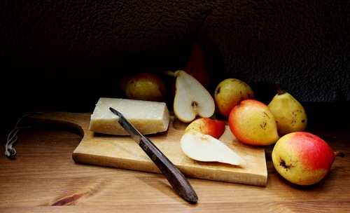 Immagine con coltello, tagliere, pere, formaggio, frutta, tavolo