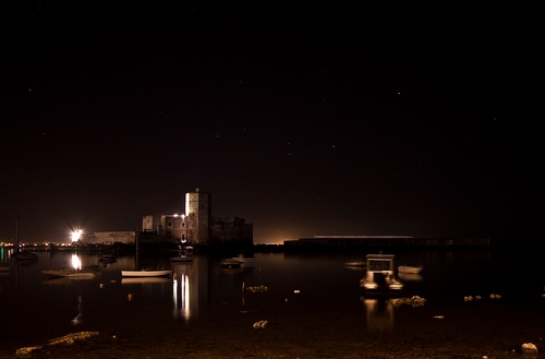 Immagine con luci, barche, notturno, castello, mare, notte, acqua, torre, cielo, riflessi, riflesso, porto