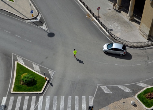 Immagine con strada, auto, aiuola, incrocio, strisce, pedone, passante, uomo, automobile, macchina