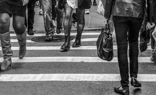 Immagine con strisce, scarpe, gambe, strada, borsa, bianconero, stivali, pedoni, bianco, persone, camminare, pedonali, nero, passanti, piedi