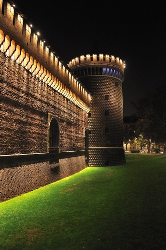 Immagine con torre, castello, luci, prato, merli, erba, verde, notturno, notte