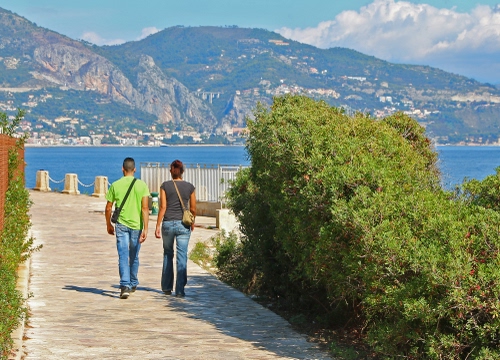 Immagine con due, mare, persone, montagne, passeggiata, lago, colline, verde, coppia, siepi, monti, alberi