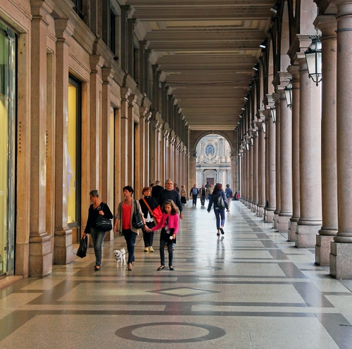 Immagine con colonne, persone, portico, passanti, cane, lampioni, prospettiva, portici