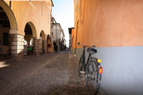 Immagine con bicicletta, strada, archi, muro, portici, vicolo, portico