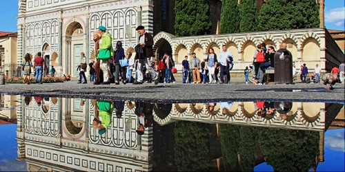 Immagine con riflesso, acqua, persone, alberi, archi, pozzanghera, riflessi, chiesa, specchio, passanti