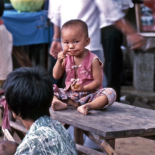 Immagine con bambino, tavolo, occhi, piedi, legno, seduto, panca, sguardo, mangiare, bambini, mani, persone, asiatico, viso, testa