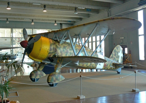 Immagine con aereo, elica, ali, museo, giallo, mostra