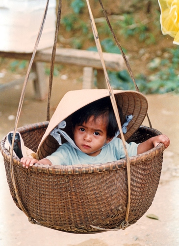 Immagine con bambino, cappello, cesta, occhi, azzurro, vimini, corda, cesto, corde, sguardo, nastro, sfocato, mani, fiocco, celeste, fiocchi, orientale