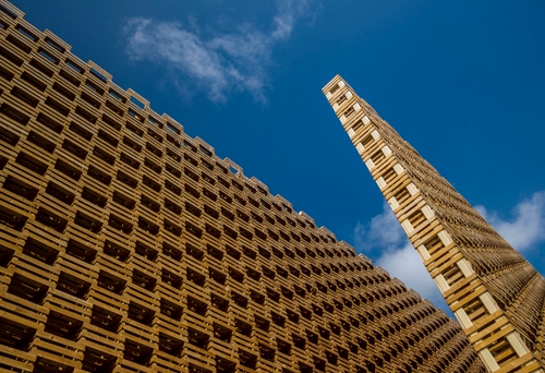 Immagine con cielo, nuvole, legno, expo, prospettiva, azzurro, pattern, geometrie, tavole, cassette, padiglione, linee, obliquo, diagonale