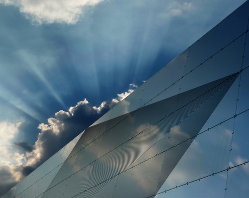 Immagine con nuvole, raggi, cielo, expo, riflesso, geometrie, sole