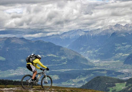 Immagine con bicicletta, ciclista, montagne, panorama, montagna, nuvole, zaino, sport, giallo, casco