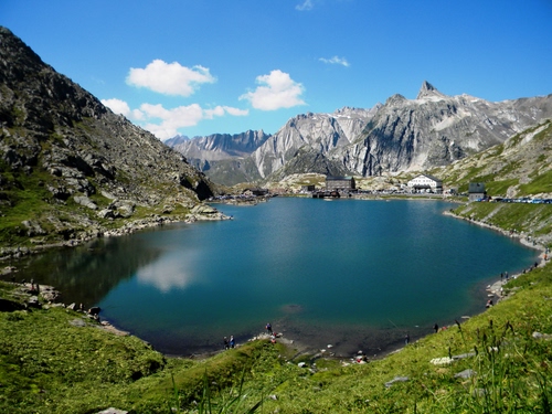 Immagine con lago, acqua, montagne, verde, nuvole, cielo, montagna