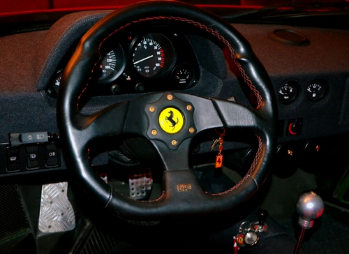 Immagine con ferrari, volante, giallo, cavallino, cambio, automobile, cruscotto, auto, nero, sterzo, rampante, pedali, stemma, leva, comandi, macchina, freno