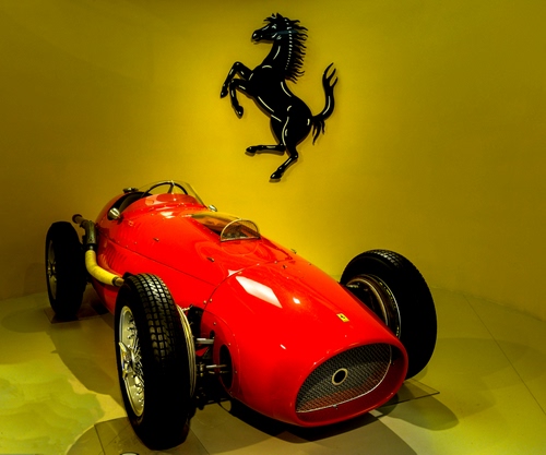Immagine con ferrari, cavallino, rosso, ruote, automobile, auto, rossa, epoca, nero