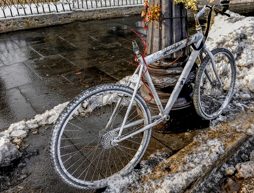 Immagine con ruote, bicicletta, neve, lampione, marciapiede, raggi, manubrio, bici, palo, bianco