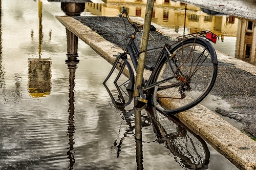 Immagine con bicicletta, riflesso, acqua, palo, ruota, pozzanghera, lampione, marciapiede